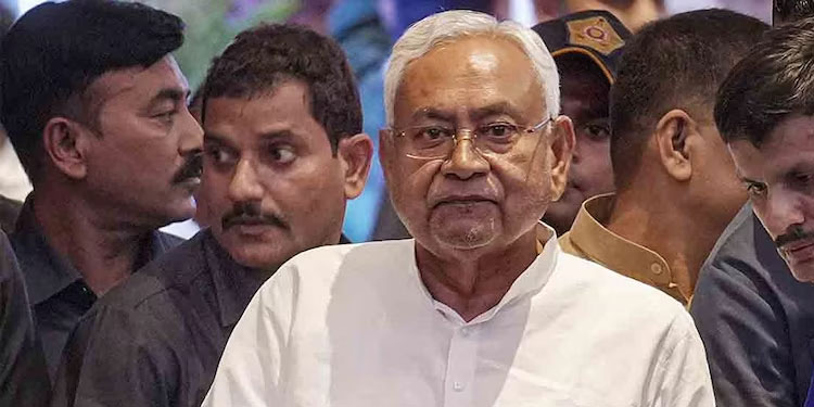 സ്‌കൂളുകളിൽ ഉത്സവ അവധികൾ കുറച്ച് ബിഹാർ സർക്കാർ; എന്താണ് തെറ്റെന്ന് നിതീഷ് കുമാർ