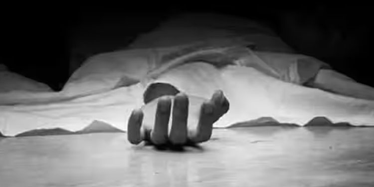 ആലപ്പുഴ മാരാരിക്കുളത്ത് വീടിന് പുറത്ത് വീട്ടമ്മയെ പൊള്ളലേറ്റ് മരിച്ച നിലയിൽ കണ്ടെത്തി