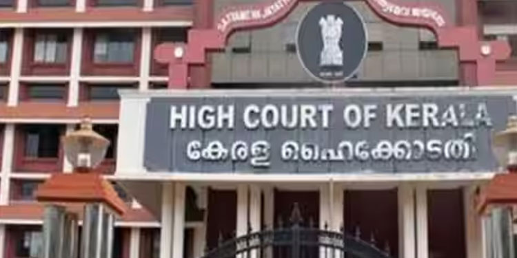 ‘സംസാരിക്കുന്നത് ഇരകൾക്ക് വേണ്ടി, 36 വീടുകൾ പണി പൂർത്തിയാക്കി ഉടൻ നൽകണം’; കളക്ടറോട് ഹൈക്കോടതി
