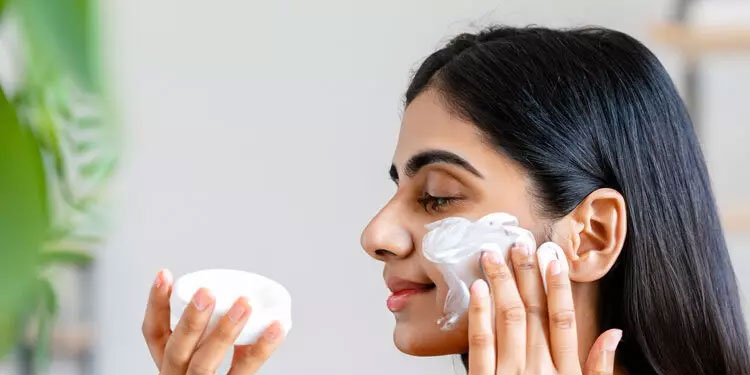 വെളുക്കാനുള്ള ക്രീം വൃക്കരോഗം ഉണ്ടാക്കുന്നു, മലപ്പുറത്ത് എട്ടുപേർ ആശുപത്രിയിൽ; എന്തും മുഖത്ത് തേക്കുന്നത് ഒഴിവാക്കണമെന്ന് ഡ്രഗ്‌സ് കണ്‍ട്രോള്‍ വിഭാഗം
