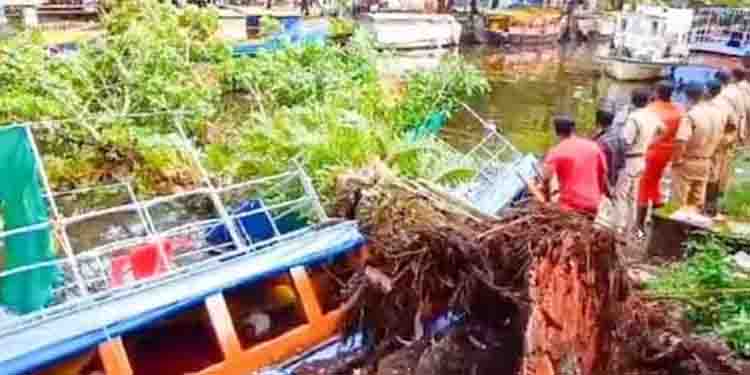 ആലപ്പുഴയിൽ മരം വീണ് സ്വകാര്യ ബോട്ട് പൂർണമായി തകർന്നു, വൻ ദുരന്തം ഒഴിവായി