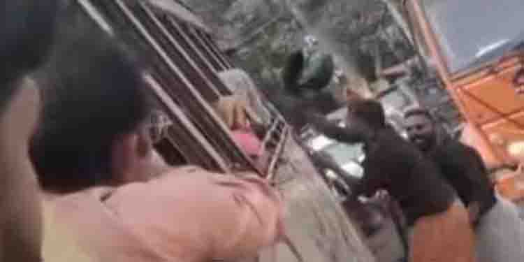 ഗതാഗതക്കുരുക്കില്‍ ബസ് ക്രമം തെറ്റിച്ചു; കെഎസ്ആര്‍ടിസി ഡ്രൈവറെ ഹെല്‍മറ്റ് കൊണ്ട് അടിച്ച് യുവാക്കള്‍, കസ്റ്റഡിയിൽ