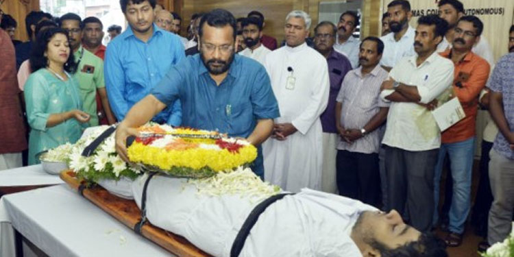 കൈനൂര്‍ ചിറയില്‍ മുങ്ങിമരിച്ച വിദ്യാര്‍ഥികള്‍ക്ക് മന്ത്രി കെ രാജന്‍ അന്തിമോപചാരം അര്‍പ്പിച്ചു