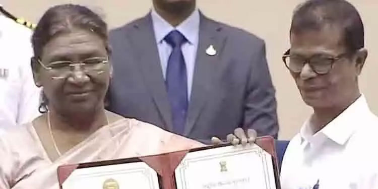 രാഷ്ട്രപതിയിൽനിന്ന് ദേശീയ ചലച്ചിത്ര പുരസ്‌കാരം ഏറ്റുവാങ്ങി ഇന്ദ്രന്‍സ്‌