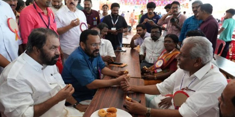 രാവിലെ പാലും മുട്ടയും അത്താഴത്തിന് ബീഫും ചിക്കനും: സ്കൂൾ കായികോത്സവത്തിന്റെ ഊട്ടുപുര വിശേഷവുമായി മന്ത്രി വി ശിവൻകുട്ടി
