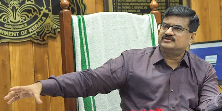 മ​ല​പ്പു​റ​ത്തെ ‘മെ​സ്സി’​മാ​രു​ടെ ക​ട്ടൗ​ട്ടു​ക​ൾ ഉ​യ​രു​ന്ന കാ​ലം വ​ര​ണം -ക​ല​ക്ട​ർ വി.​ആ​ർ. വി​നോ​ദ്