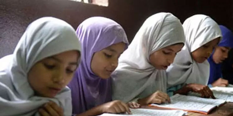 രജിസ്‌ട്രേഷൻ ഇല്ലാതെ പ്രവർത്തിക്കുന്ന മദ്രസകൾക്ക് പ്രതിദിനം 10,000 രൂപ പിഴ ചുമത്തി വിദ്യാഭ്യാസ വകുപ്പ്