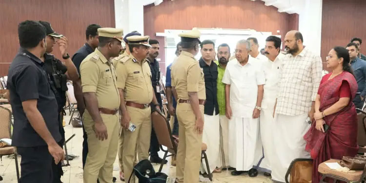 മുഖ്യമന്ത്രി കളമശേരിയിൽ: സംഭവസ്ഥലം സന്ദർശിച്ചു