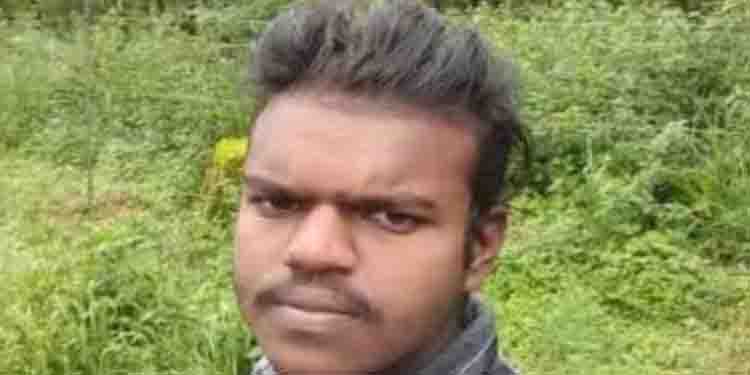 സഹോദരി വിളിച്ചപ്പോൾ സംശയാസ്പദ ശബ്ദം, അയൽവാസികൾ നോക്കിയപ്പോൾ യുവാവ് കൊല്ലപ്പെട്ട നിലയിൽ, പിതാവിനെ തേടി പൊലീസ്