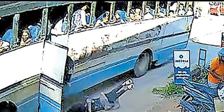ഓടിക്കൊണ്ടിരുന്ന ബസിൽ നിന്ന് വിദ്യാർഥിനി തെറിച്ചുവീണു; പിൻചക്രത്തിനടിയിൽ പെടാതെ അദ്ഭുത രക്ഷപ്പെടൽ