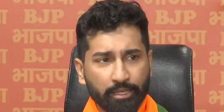 നട്ടാൽ മുളയ്ക്കാത്ത നുണയുമായി അനിൽ ആന്‍റണി; ബുർഖ ധരിക്കാതെ വടക്കൻ കേരളത്തിൽ ബസിൽ പോകാനാവില്ലെന്ന്