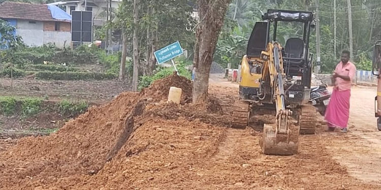 മേലുകര-ബ്ലോക്കുപടി പാതയിലെ തകര്‍ന്ന പുതമണ്‍ പാലത്തിന് സമീപം നിര്‍മ്മിക്കുന്ന താത്കാലിക പാലത്തിന്‍റെ നിര്‍മ്മാണം പുരോഗമിക്കുന്നു