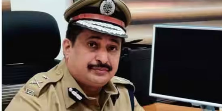 മുഖ്യമന്ത്രിയുടെ ഓഫീസിനെതിരെ ആരോപണമുന്നയിച്ച ഹര്‍ജി; ഐജി ലക്ഷ്മണിന് 10,000 രൂപ പിഴയിട്ട് ഹൈക്കോടതി