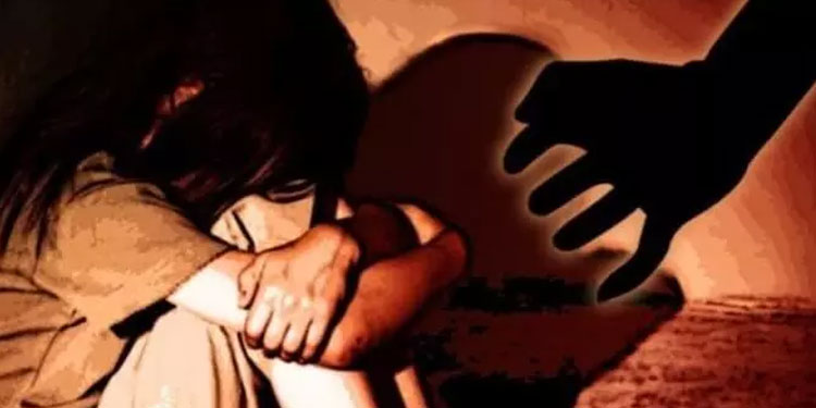 സ്കൂളിലേക്ക് പോകുകയായിരുന്ന കുട്ടിയെ പിതാവിന്‍റെ സുഹൃത്തുക്കൾ തട്ടിക്കൊണ്ടുപോയി ബലാത്സംഗം ചെയ്തു