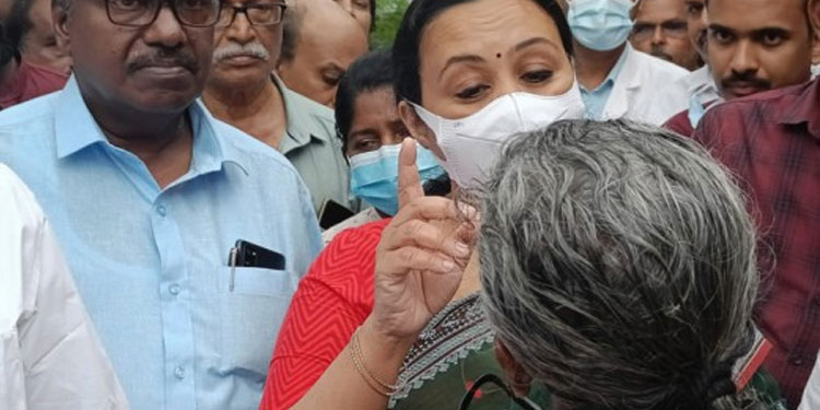 ‘വിഷമിക്കേണ്ട ഞങ്ങളെല്ലാമുണ്ട് ‘; ലീലാമ്മയ്ക്ക് കണ്ണിന്റെ ശസ്ത്രക്രിയ ഉറപ്പാക്കി മന്ത്രി വീണാ ജോർജ്
