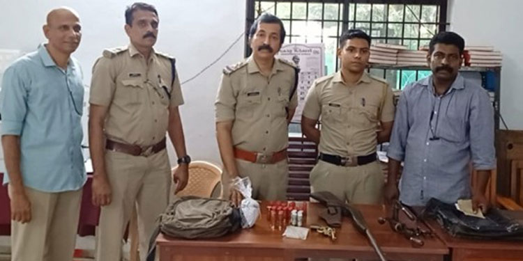 നാടൻ തോക്കുകളും തിരകളുമായി യുവാവ് പിടിയിൽ