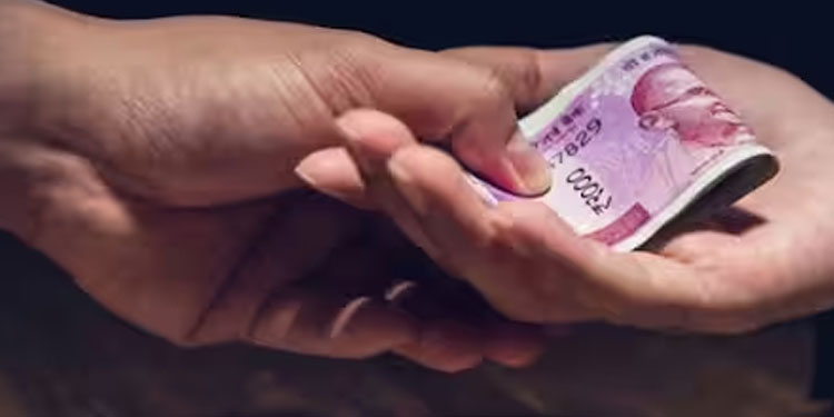 പിഴ ഒടുക്കുന്നതിന് പ്രവാസിയിൽ നിന്ന് കൈക്കൂലി; പഞ്ചായത്ത് ഹെഡ് ക്ലാർക്കിനെ തന്ത്രപരമായി കുടുക്കി വിജിലൻസ്