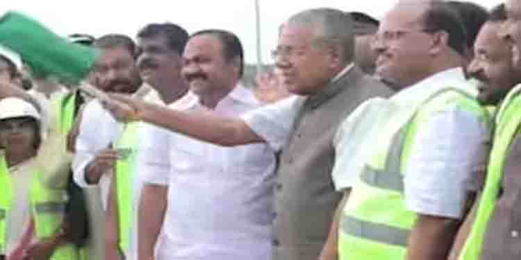വിഴിഞ്ഞത് ചരിത്ര നിമിഷം; ആദ്യ കപ്പലിനെ സ്വീകരിച്ച് മുഖ്യമന്ത്രി, ഷെന്‍ ഹുവ 15 ന് വാട്ടര്‍ സല്യൂട്ട്