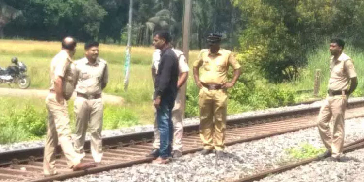 കാ​ഞ്ഞ​ങ്ങാ​ട്: സാമൂഹിക വിരുദ്ധ ശല്യം; റെയിൽ പാളങ്ങളിൽ പരിശോധന