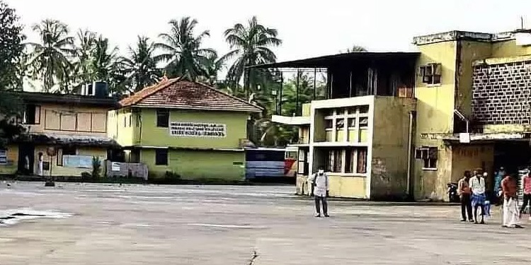 കെ.എസ്.ആർ.ടി.സി സ്റ്റാൻഡിലെ കോൺക്രീറ്റ് പാളി അടർന്നുവീണ് യാത്രക്കാരന് പരിക്ക്