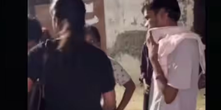 ഗുഡ് ടച്ചല്ല, ഇത് ബാഡ് ടച്ച്; ആൺകുട്ടി തന്റെ നെഞ്ചത്ത് പിടിച്ചുതള്ളിയെന്ന് യുവതി, ന്യായീകരിച്ച് കുടുംബം