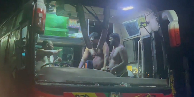 പത്തനംതിട്ടയില്‍ ശബരിമല തീർത്ഥാടകരുടെ വാഹനത്തിന് നേരെ കല്ലേറ്