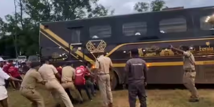 നവകേരള ബസ് മാനന്തവാടിയിൽ എത്തിയപ്പോൾ ഗ്രൗണ്ടിൽ താഴ്ന്നു