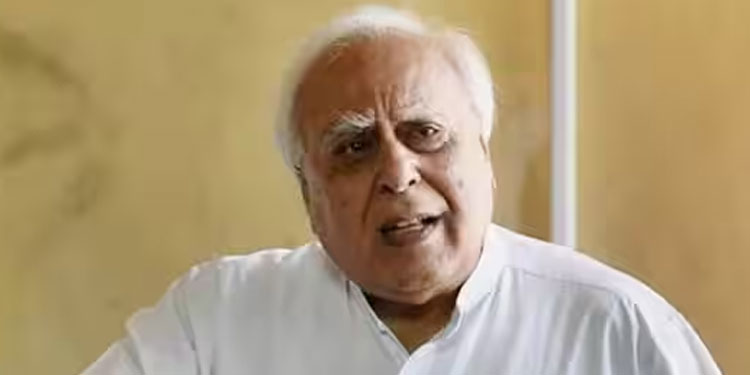 കോടതിയിൽ കപിൽ സിബലിന് വയ്യായ്ക, സഹായവുമായി ചീഫ് ജസ്റ്റിസും സോളിസിറ്റർ ജനറലും- സുപ്രീം കോടതിയിൽ നാടകീയ രം​ഗങ്ങൾ