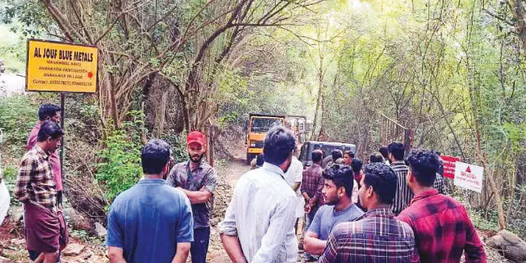 ഭീ​ഷ​ണി​യാ​യി മ​ല​മ​ല്‍ക്കാ​വി​ലെ ക്വാ​റി​ക​ൾ; നാ​ട്ടു​കാ​ര്‍ ലോ​റി​ക​ള്‍ ത​ട​ഞ്ഞു