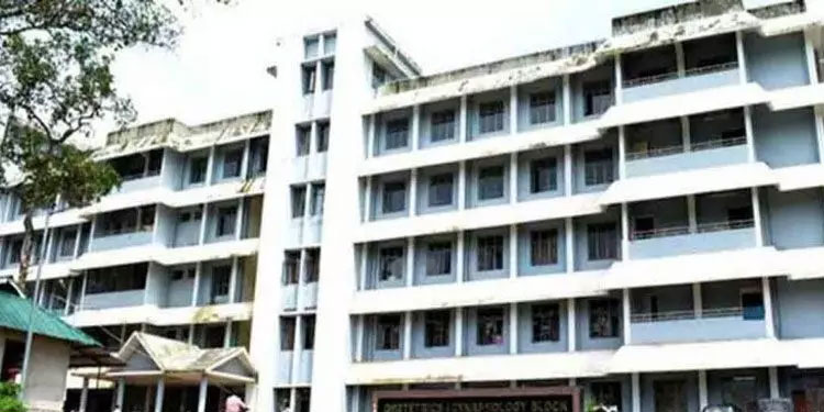 കോ​ട്ട​യം മെ​ഡി​ക്ക​ൽ കോ​ള​ജ്​; പാസ് നൽകാൻ ജീവനക്കാരില്ല; സന്ദർശകരും സുരക്ഷാ ജീവനക്കാരും തമ്മിൽ വാക്​തർക്കം