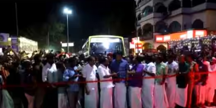 മന്ത്രി റിയാസിന് നേരെ കറുപ്പ് മുണ്ടുരിഞ്ഞ് പ്രതിഷേധം