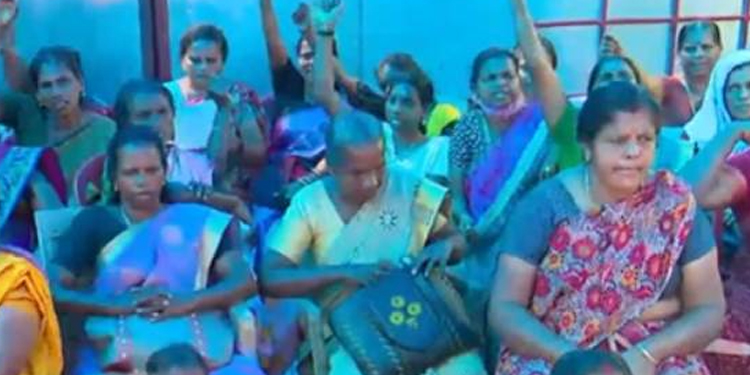 മിനിമം വേതനം 400 രൂപ ആക്കണം; ഫാക്ടറികൾക്ക് മുന്നിൽ രാപ്പകൽ സമരവുമായി കശുവണ്ടി തൊഴിലാളികൾ