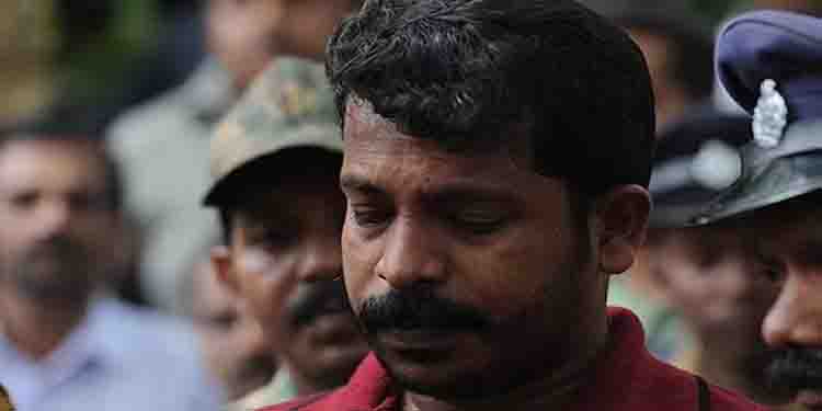 കൊടി സുനിയെ ജയിലിൽ കെട്ടിയിട്ട് കണ്ണിൽ മുളക് തേച്ച് അടിച്ചെന്ന് ബന്ധുക്കൾ, മുഖ്യമന്ത്രിക്കും പരാതി