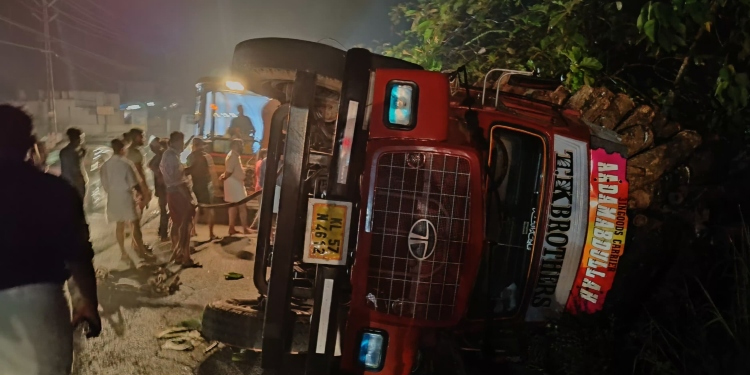 താമരശേരിയിൽ അമിത ഭാരം കയറ്റി വന്ന ലോറി മറിഞ്ഞു
