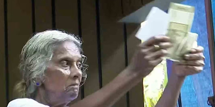 മറിയക്കുട്ടിക്ക് ഒരുമാസത്തെ ക്ഷേമപെൻഷൻ വീട്ടിലെത്തി കൈമാറി