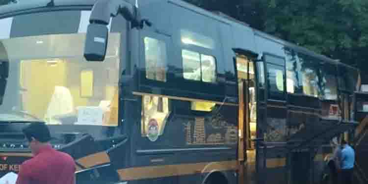 നവകേരള ബസ് കാണാന്‍ തിക്കും തിരക്കും ; കനത്ത സുരക്ഷ ഒരുക്കി കമാന്‍ഡോകള്‍