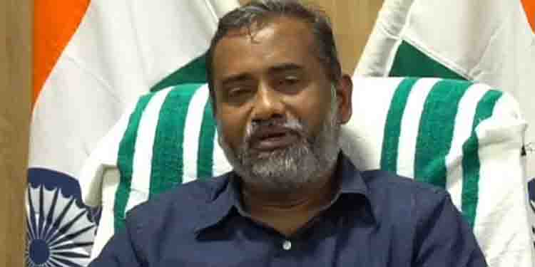 ജീവനൊടുക്കിയ കർഷകൻ പ്രസാദിന്റെ വീട്ടിൽ അപ്രതീക്ഷിതമായി മന്ത്രിയെത്തി, വീട്ടുകാർ അമ്പരന്നു