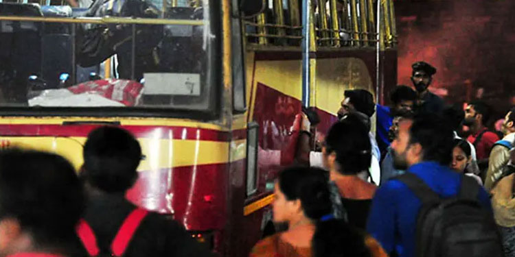 പണിമുടക്കിൽ വലഞ്ഞ്‌ യാത്രക്കാർ ; കെഎസ്‌ആർടിസി 2000 സർവീസ്‌ അധികമായി നടത്തി