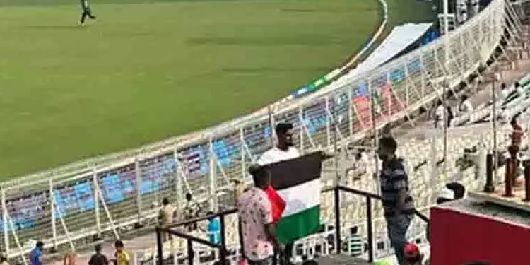പാകിസ്താൻ-ബംഗ്ലാദേശ് മത്സരത്തിനിടെ ഈഡൻ ഗാർഡനിൽ ഫലസ്തീൻ പതാക
