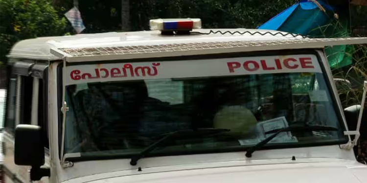 തിരുവനന്തപുരത്ത് സ്റ്റേഷനിനുള്ളില് പ്രതി പോലീസുകാരനെ വെട്ടി പരിക്കേല്പ്പിച്ചു