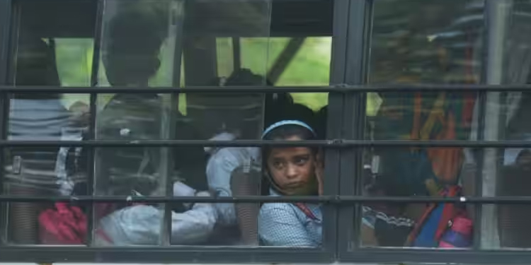 സ്ഥിതി ഗുരുതരം ; 10 , 12 ക്ലാസുകൾ ഒഴികെ എല്ലാ സ്കൂളുകൾക്കും അവധി പ്രഖ്യാപിച്ചു