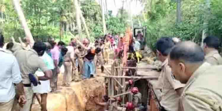 ശ്രീകാര്യത്ത് മണ്ണിടിഞ്ഞ് അപകടം; 2 തൊഴിലാളികളിൽ ഒരാളെ രക്ഷിച്ചു, ഒരാളിപ്പോഴും മണ്ണിനടിയിൽ