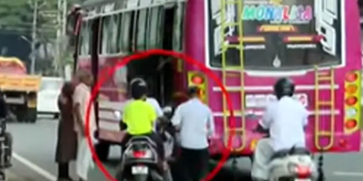 ആളെ കയറ്റുന്നത് നടുറോഡില്‍ വെച്ച്; ബസ് അപകടം പതിവെന്ന് യാത്രക്കാര്‍