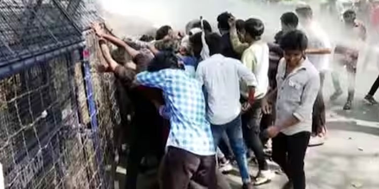 എസ്എഫ്ഐയുടെ രാജ്ഭവൻ മാര്‍ച്ചിൽ സംഘർഷം; പൊലീസ് ജലപീരങ്കി പ്രയോഗിച്ചു, ബാരിക്കേഡ് മറികടന്ന് പ്രതിഷേധക്കാർ