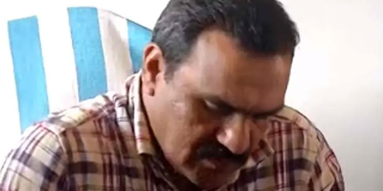 കൈക്കൂലി വാങ്ങുന്നതിനിടെ ഹെൽത്ത്‌ ഇൻസ്‌പെക്ടർ പിടിയിൽ; വീട്ടിൽനിന്ന്‌ എട്ടുലക്ഷം രൂപയോളം കണ്ടെടുത്തു