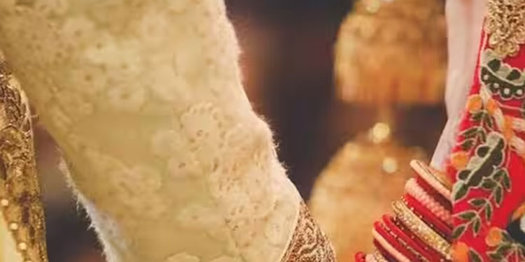 ട്വിസ്റ്റ്; വിവാ​ഹമണ്ഡപത്തിൽ അപ്രതീക്ഷിത സംഭവം, വരന്റെ സ​ഹോദരന് മാലയിട്ട് യുവതി, വരനെ തേടി പൊലീസ്!