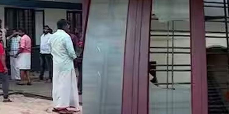ആലപ്പുഴയിൽ കെപിസിസി ജനറൽ സെക്രട്ടറിയുടെ വീട് ആക്രമിച്ചു; ഭാര്യയെ കഴുത്തിന് പിടിച്ച് തള്ളിയെന്ന് പരാതി