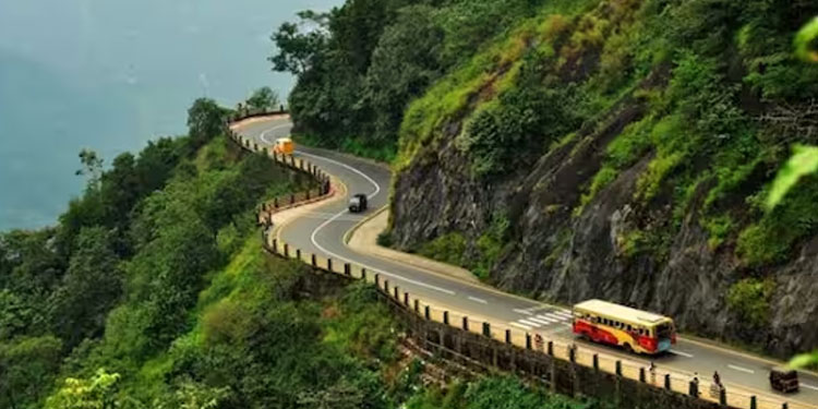 കാറും 68 ലക്ഷവും പോയിട്ടും പരാതി അടുത്ത ദിവസം, താമരശ്ശേരി ചുരത്തിലെ കവർച്ചയ്ക്ക് പിന്നിലെന്ത്? പൊലീസ് സംശയം!
