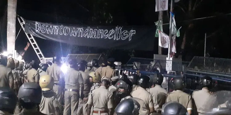 ‘സംഘി ചാൻസലർ വാപസ് ജാവോ’: വീണ്ടും ബാനറുകൾ ഉയർത്തി എസ്എഫ്ഐ; സർവകലാശാലയിൽ വ്യാപക പ്രതിഷേധം