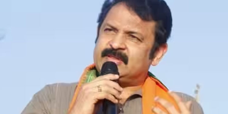 ‘പണിക്കാർക്ക് നിലത്ത് കുഴികുത്തി പഴങ്കഞ്ഞി നല്‍കി, കഴിക്കുന്നത് കൊതിയോടെ നോക്കി നിന്നു’; കൃഷ്ണകുമാറിന് വിമർശനം